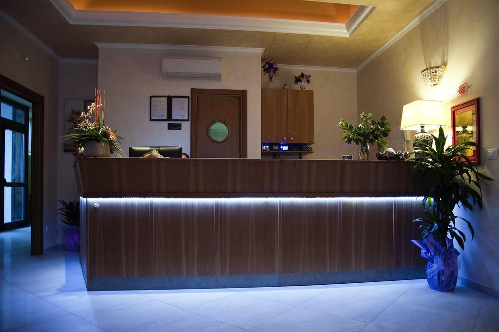 אפריליה Hotel Aquila מראה חיצוני תמונה