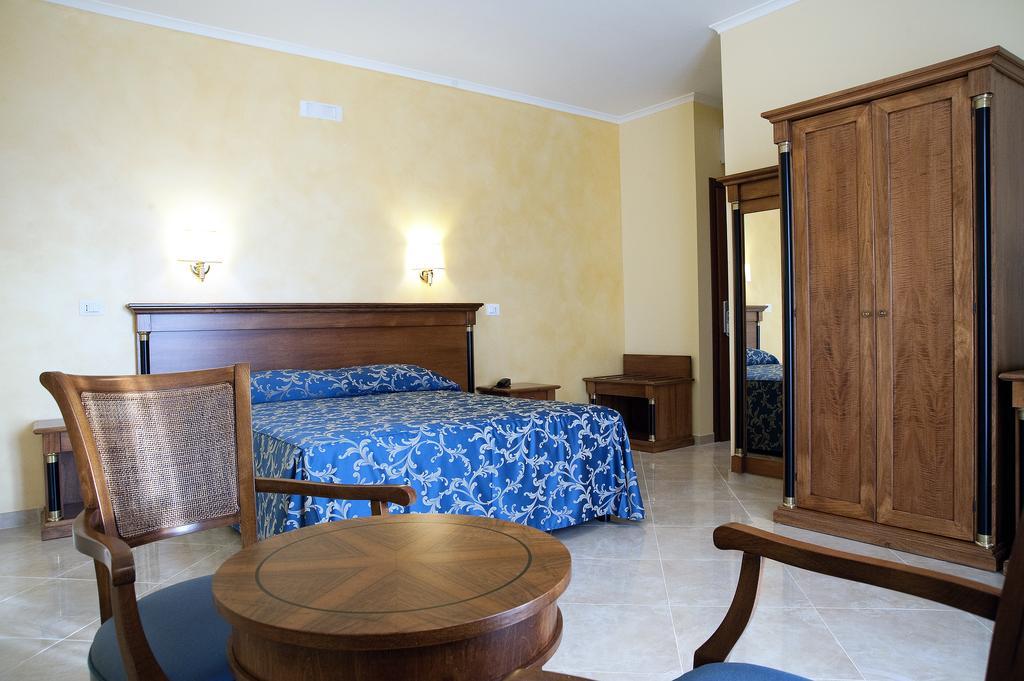 אפריליה Hotel Aquila מראה חיצוני תמונה