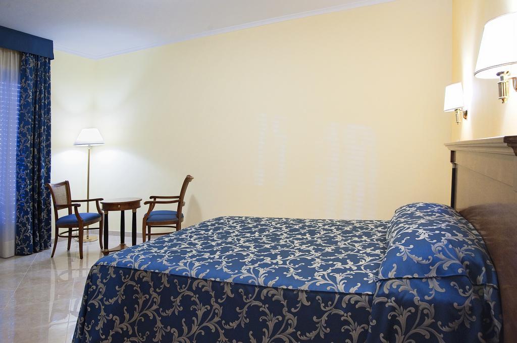 אפריליה Hotel Aquila מראה חיצוני תמונה