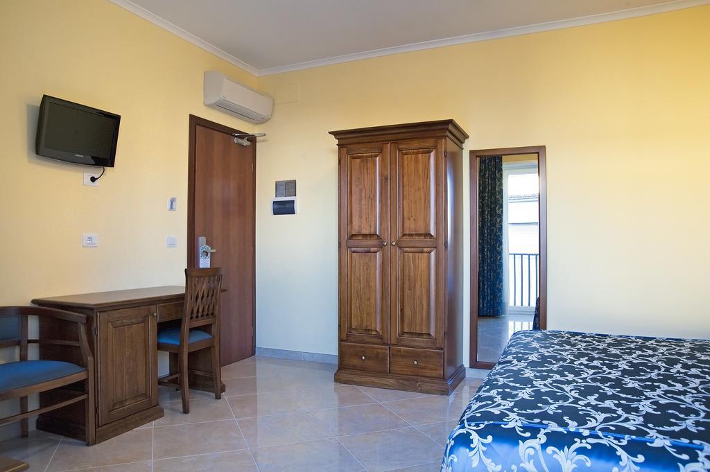 אפריליה Hotel Aquila מראה חיצוני תמונה