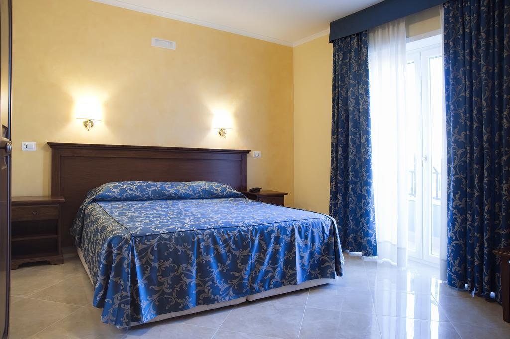 אפריליה Hotel Aquila מראה חיצוני תמונה