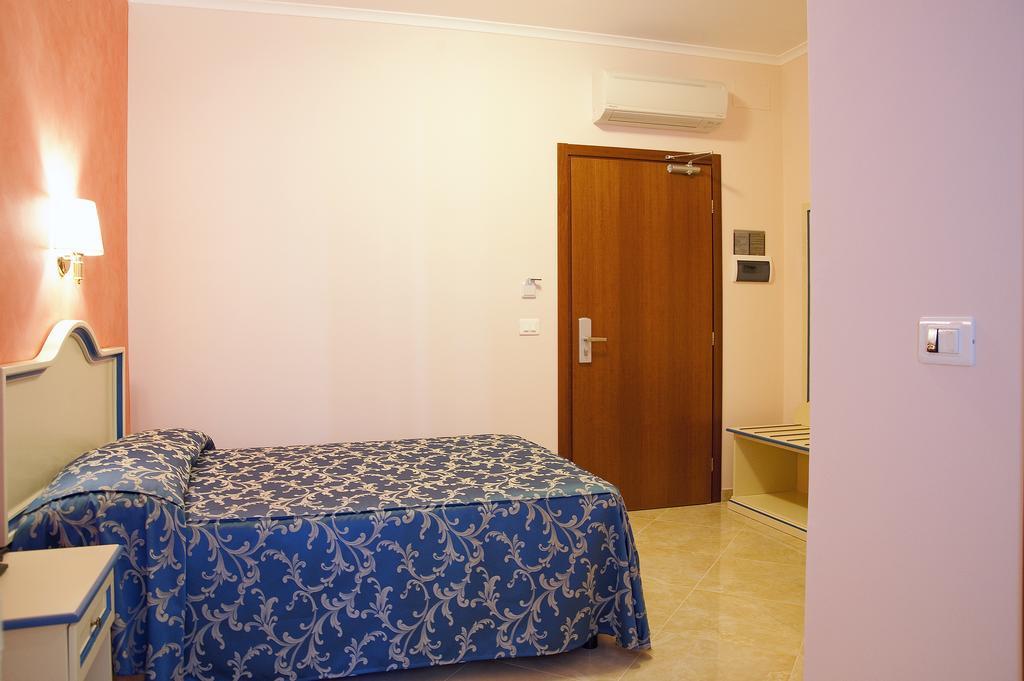 אפריליה Hotel Aquila מראה חיצוני תמונה