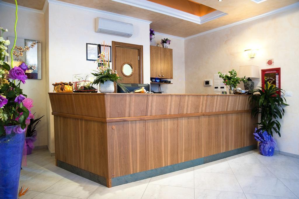 אפריליה Hotel Aquila מראה חיצוני תמונה