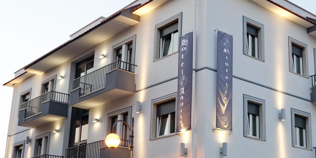 אפריליה Hotel Aquila מראה חיצוני תמונה